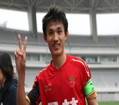 他上賽季還在踢中甲，如今卻來(lái)到上港被視為李帥接班人，引發(fā)熱議