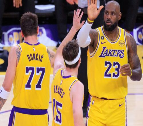 51分10板9助！30分5板7助！湖人新王炸組合誕生，老詹復(fù)出不搶戲