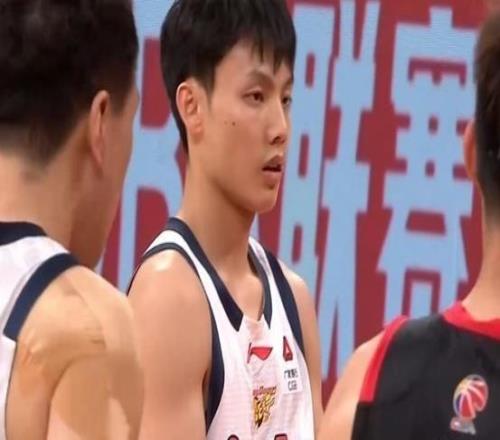 末節(jié)2個(gè)救命三分拯救廣東男籃！張皓嘉打出新賽季最佳一戰(zhàn)