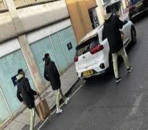 散著步把球踢了拉納卡球員被球迷拍到外出購物，隨后歐協(xié)聯(lián)逼平水晶宮