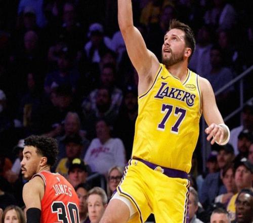 湖人完勝！東契奇51+10創(chuàng)新高，老詹18+7吉迪27+15，里夫斯創(chuàng)紀(jì)錄