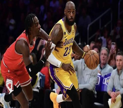 詹姆斯：東里持球我就努力搶板、接球，為球隊(duì)我愿做任何犧牲