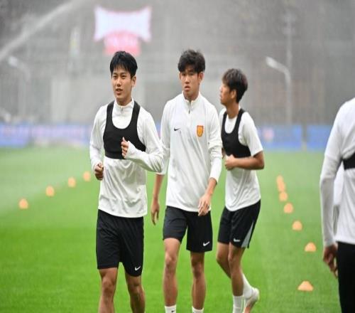 重慶銅梁龍?zhí)崆斑m應場地備戰(zhàn)首個主場，劉建業(yè)：很震撼！向余望：很自豪！