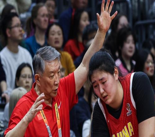 后衛(wèi)水平太差，主教練戰(zhàn)術(shù)僵化！中國(guó)女籃浪費(fèi)張子宇兩雙