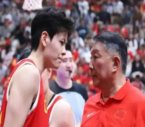 女版胡明軒女籃新隊(duì)長(zhǎng)10中3遭怒批：不會(huì)控不會(huì)傳，眼里全是筐