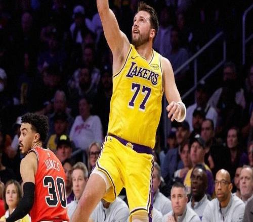 東契奇51+10+9+9三分：連創(chuàng)紀錄+隊史第3人率湖人升第三