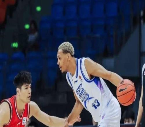 牛逼！主帅停赛翻译指挥，剩5秒后卫画了一个战术，绝杀了广州队