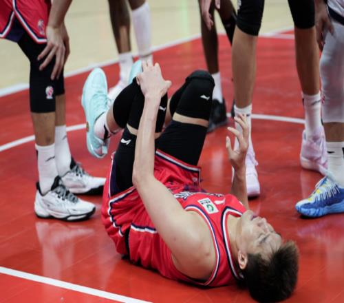 廣州男籃官宣：郭艾倫將去北大第三醫(yī)院手術(shù)全體球員簽名祝福