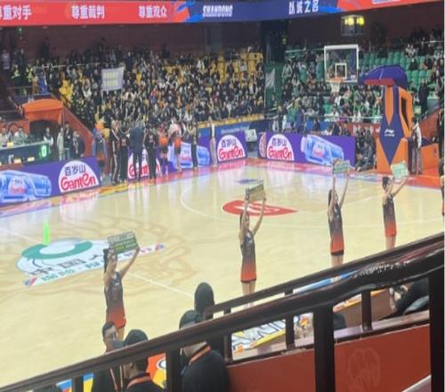 中國(guó)人壽財(cái)險(xiǎn)山東省分公司體育賽事賦能金融知識(shí)普及：“315”金融消保教育宣傳走進(jìn)CBA賽場(chǎng)