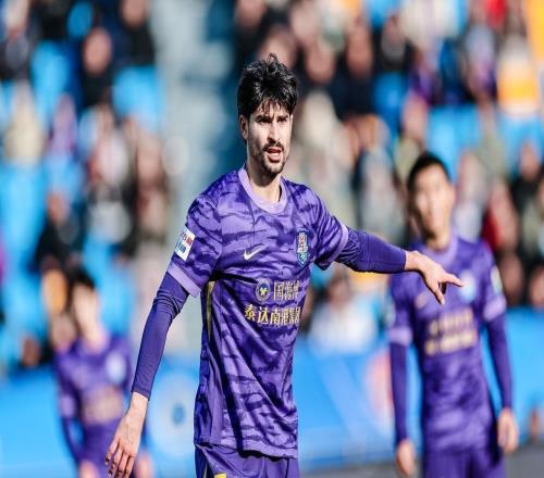 津門虎球迷臉被打腫了！13802米跑動王被罵水貨外援，該道歉嗎