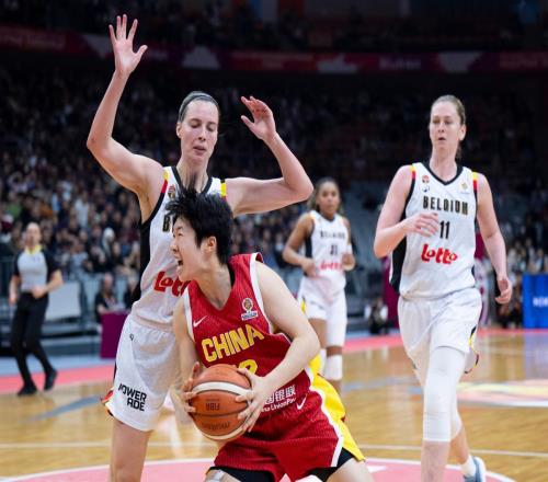 中國女籃慘敗，她才是最失意之人！宮魯鳴無人可用，球迷呼喚李夢