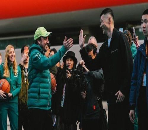 王牌對(duì)王牌！上海球迷掛念的劉煒和F1世界冠軍阿隆索打籃球，誰(shuí)會(huì)贏