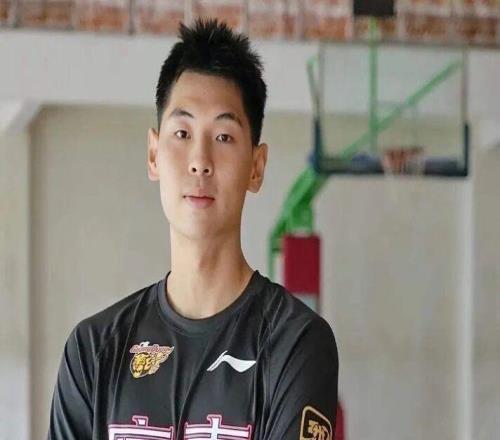 廣東男籃官宣崔永熙復(fù)出，莫蘭德公開炮轟楊鳴，郭艾倫將進(jìn)行手術(shù)