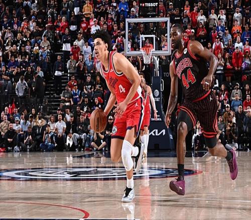 先發(fā)出場打出優(yōu)質(zhì)3D的表現(xiàn)，快船理應(yīng)讓側(cè)翼新星留在輪換陣容中