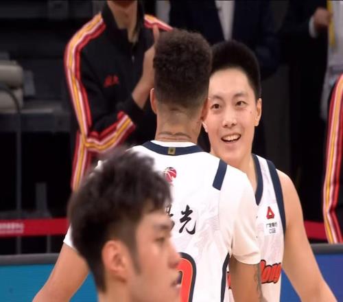 杜鋒賭對(duì)了！張皓嘉打爆深圳男籃，這可是廣東隊(duì)的首發(fā)三號(hào)位！