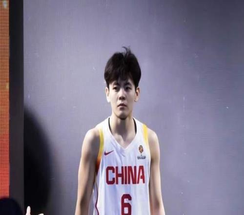 中國女籃今夜變陣，半場領(lǐng)先南蘇丹10分！羅欣棫9分，張子宇8分