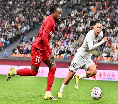 10！紅牌改變戰(zhàn)局，升班馬創(chuàng)造歷史，中超隊史首勝，登頂積分榜