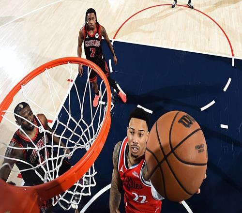 又一次扮演了超級第六人的角色，側(cè)翼新星真的在快船站穩(wěn)腳跟了