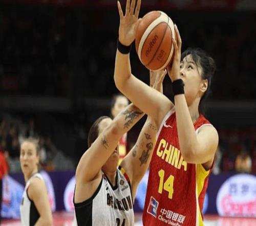 女籃虐南蘇丹！王思雨+2將回暖齊爆，張子宇統(tǒng)治籃下，李月汝迷失