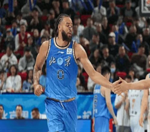 13分大勝，殺回聯(lián)賽第5！周琦怒吼慶祝，麥基19+7選對(duì)了