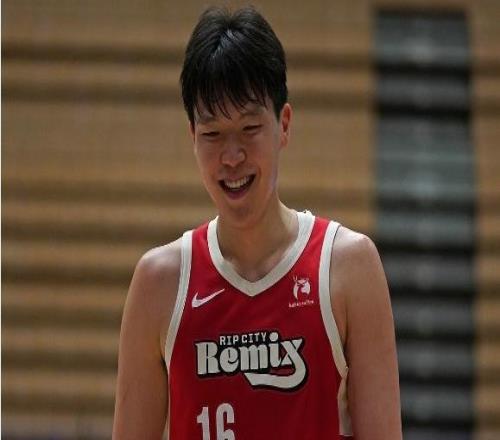 楊瀚森狂砍47分21板，只換來48秒0+0+0，惡心誰呢