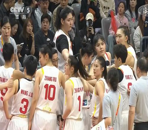 世預(yù)賽一夜之后，中國女籃近乎出線，宮魯鳴惹爭議，最新形勢如下