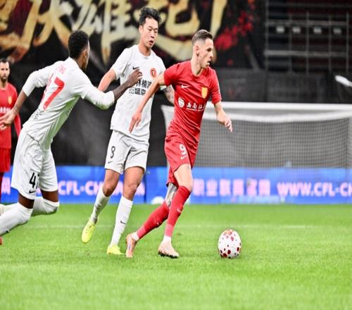 隊(duì)史中超首勝！銅梁龍10升榜首送十人遼寧鐵人2連敗肯帕努制勝