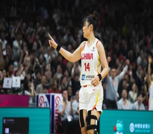 中國女籃半場領(lǐng)先南蘇丹10分：張子宇8分李月汝2分3犯規(guī)低迷