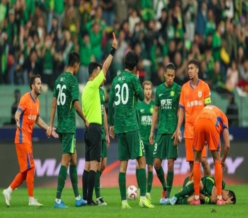 中超名場面！曹永競小區級解圍，撞翻劉洋逃紅，京魯大戰2次沖突