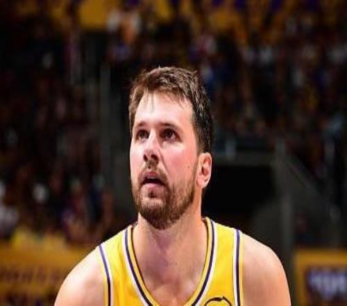 東契奇生涯至今單場50+8勝0負(fù)，詹姆斯12勝2負(fù)&喬丹23勝8負(fù)