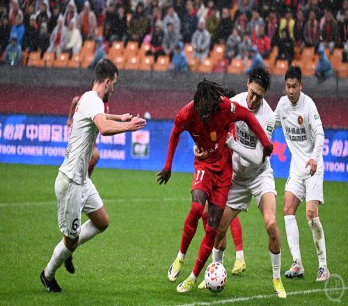 10！肯帕努任意球建功，43000余名球迷見證重慶銅梁龍中超首勝