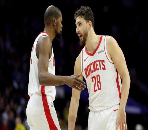 餅皇+謝潑德無(wú)緣首發(fā)！為兼顧火箭隊(duì)三分+2陣得分，烏度卡有苦衷