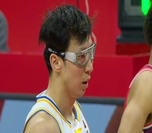 許利民：末節(jié)麥基和周琦在場表現(xiàn)堅定后續(xù)圍繞雙塔搭配更多的戰(zhàn)術