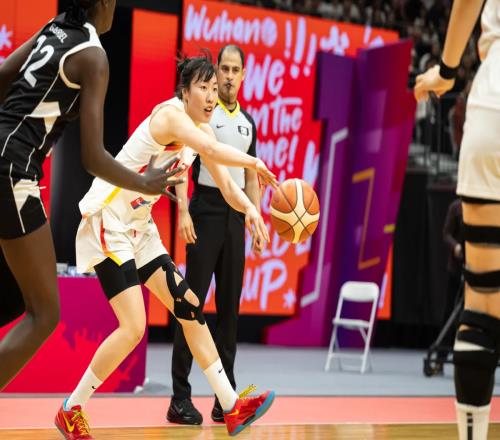 在場(chǎng)贏24分！中國(guó)女籃24歲1米86王牌閃耀：李夢(mèng)替身變3D悍將