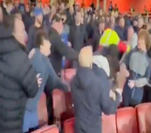 球場暴力！埃弗頓球星怒斥自家球迷：在客場襲擊我的朋友，太丟人