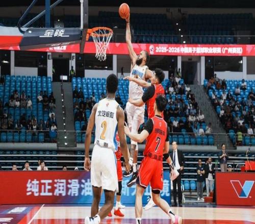 飛起來就隔扣！NBA冠軍中鋒打CBA太輕松了