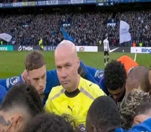 英超賽場現(xiàn)罕見一幕：裁判“站C位”成切爾西賽前動員焦點