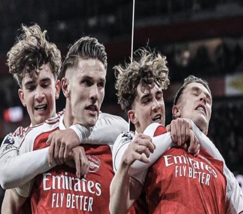 太激動了，道曼慶祝哲凱賴什進(jìn)球時勒住了后者的脖子