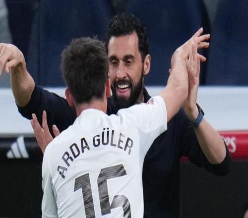 對(duì)埃爾切皇馬場(chǎng)上最后有七名青訓(xùn)球員，陣容平均年齡僅23.3歲