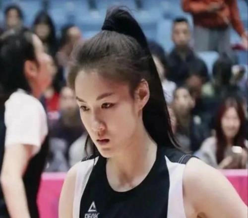 光漂亮有啥用5中1+正负值最低，球迷：回去看王思雨的比赛录像