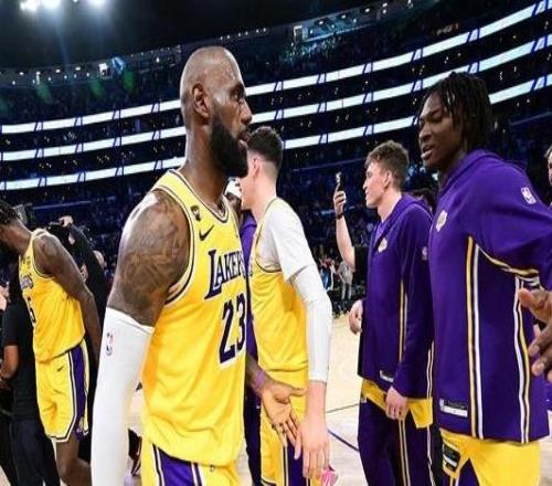 詹姆斯談魚躍救球：那個(gè)回合很關(guān)鍵所以我就撲向了皮球