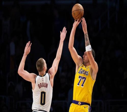 中投絕殺，東契奇26中10砍下30分11板13助三雙數(shù)據(jù)，正負值4