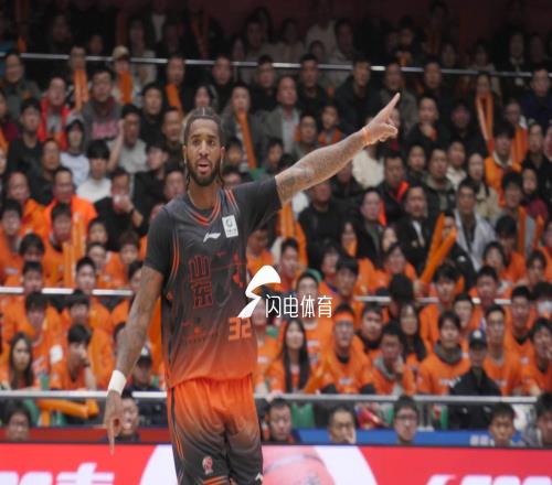 齐鲁德比山东男篮取胜：刘维伟坦言失误埋雷，邱彪点赞篮板制胜