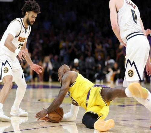 詹姆斯逆天新動(dòng)作！極限救球獲主帥認(rèn)證：生涯獨(dú)一份