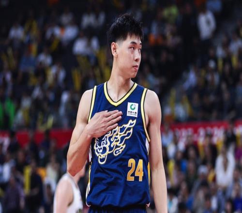 抖抖銹跡，崔永熙時(shí)隔688天再度站上CBA賽場(chǎng)，5中1拿到2分3板