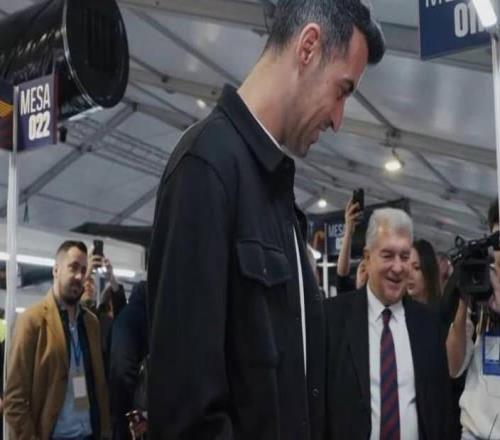 布斯克茨現(xiàn)身巴薩主席投票現(xiàn)場，在拉波爾塔的陪同下完成投票