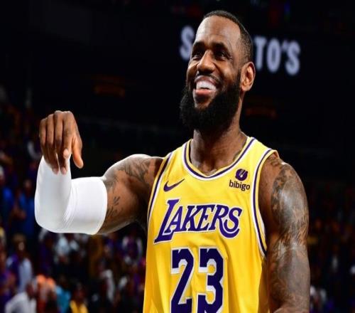 小里绝平+东契奇加时准绝杀！41岁詹皇甘当绿叶倒地飞扑令人泪目