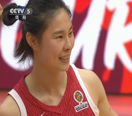 中國女籃晉級26年世界杯！王思雨笑得很開心，不斷與張子宇互動