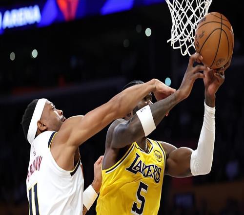 關(guān)鍵時(shí)刻簡(jiǎn)直是攻守兼?zhèn)洌讼劝l(fā)中鋒的個(gè)人能力絕對(duì)不差