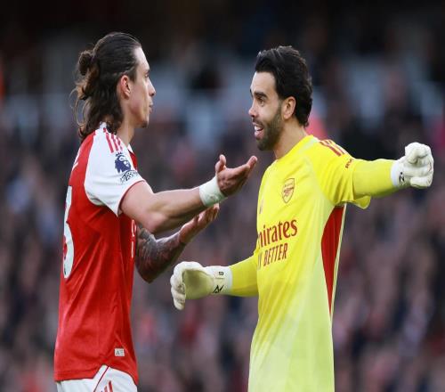 卡拉菲奥里秀蝎子摆尾式解围，枪手球迷：为这下就该给他立个雕像